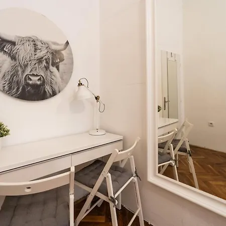 Vesela In The Center Of Appartement *